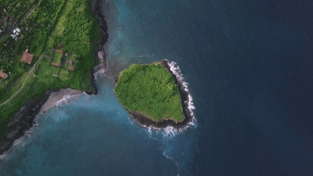 空中俯瞰绿色的小岛和绿色的海崖视频素材