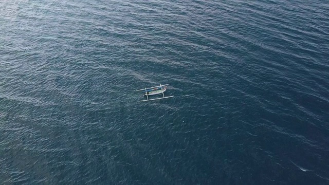 在夏季蓝色海洋上航行的小船的空中环视视频素材