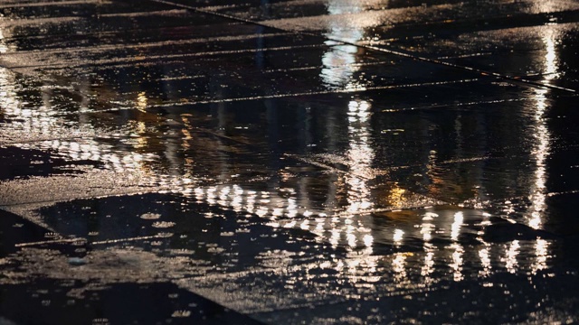 雨后人行道上的灯光反射视频素材