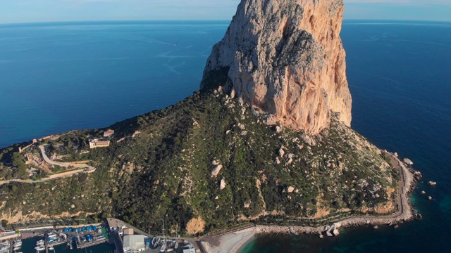 Penon de Ifach的无人机视角。Calpe、西班牙视频素材