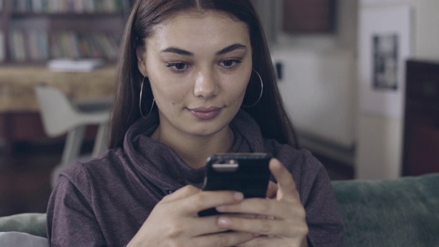 正在用手机的女人视频素材