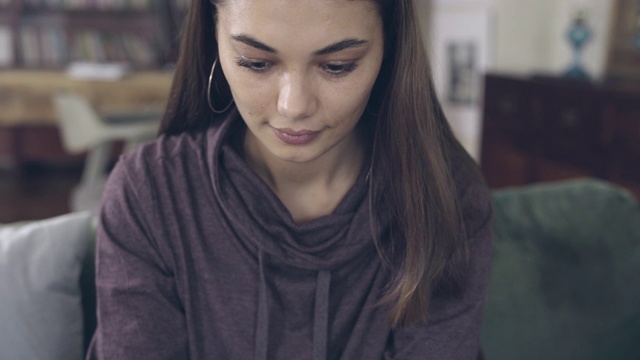 正在用手机的女人视频素材