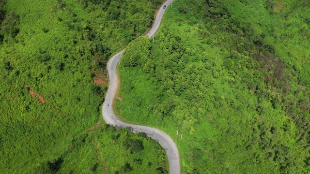 这是一条通往老挝琅勃拉邦的绿色山顶公路。视频素材