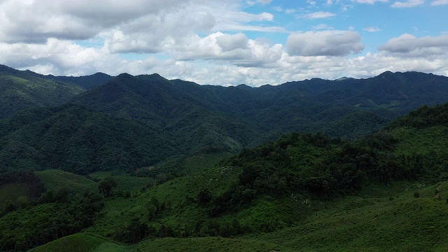 在老挝的琅勃拉邦的绿色山脉，在夏天，无人机。视频素材