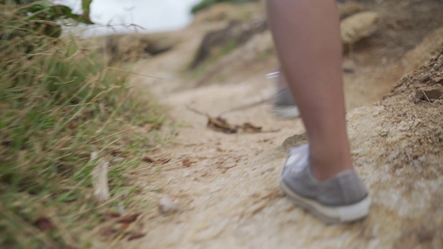 一个坚强的女人在爬山。视频素材