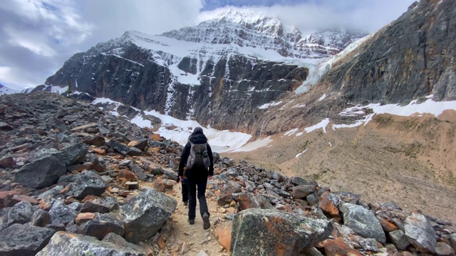 母子徒步旅行在Mount Edith Cavell, Jasper, Alberta, Canada视频素材