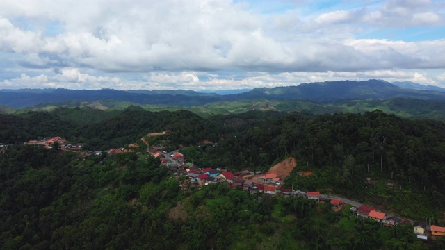 在老挝，一条穿过森林环绕的山村通往琅勃拉邦的公路，在夏天，通过无人机行驶。视频素材