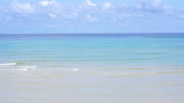 蓝色的大海，柔和的海浪和白色的沙滩看起来很舒服视频素材