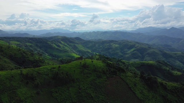 这是一条通往老挝琅勃拉邦的绿色山顶公路，在夏天，由无人机行驶。视频素材