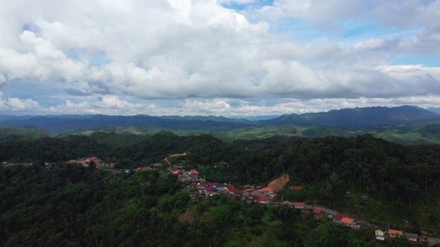 在老挝，一条穿过森林环绕的山村通往琅勃拉邦的公路，在夏天，通过无人机行驶。视频素材