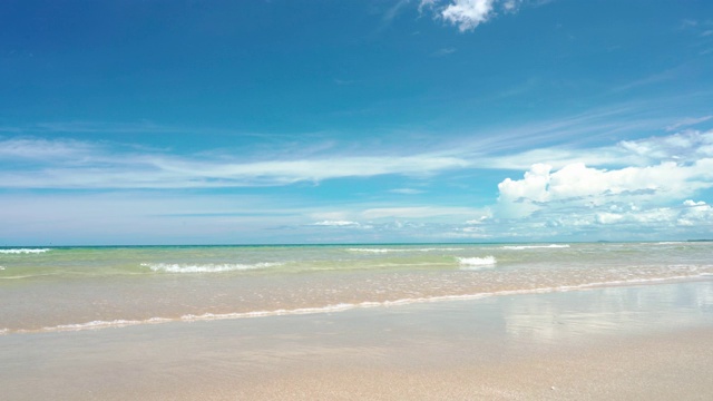 海滩上的海浪和美丽的蓝绿色海景在夏天视频素材