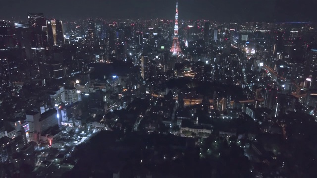 从东京港区六本木一座摩天大楼的观景台上看到的夜间东京城市景观。视频素材