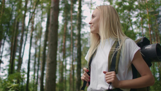 在树林里探索蕨类植物的女人。徒步妇女走在热带雨林中。背包女孩徒步穿越茂密的热带雨林视频素材