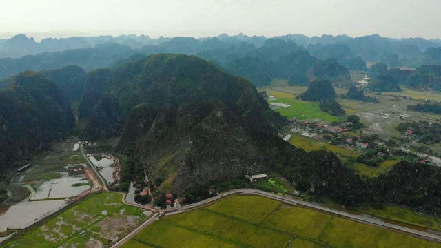 空中拍摄:越南北部喀斯特地貌，无人机拍摄宁平地区视频素材