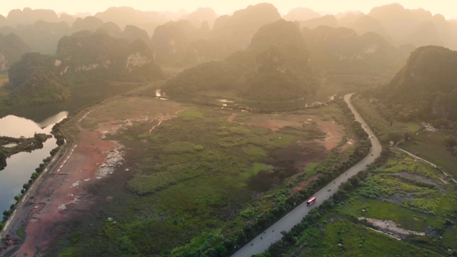 航拍:日落时越南北部喀斯特地貌，宁平地区无人机拍摄视频素材