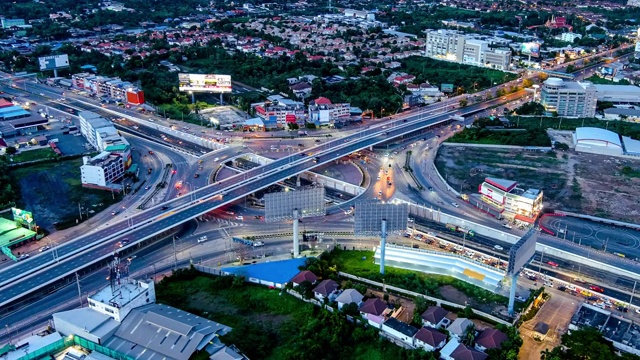 4k鸟瞰图时间推移或hyperlapse白天到晚上的泰国曼谷高速公路城市景观视频素材