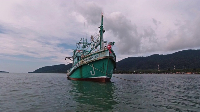 泰国海上的一艘鱿鱼渔船视频素材