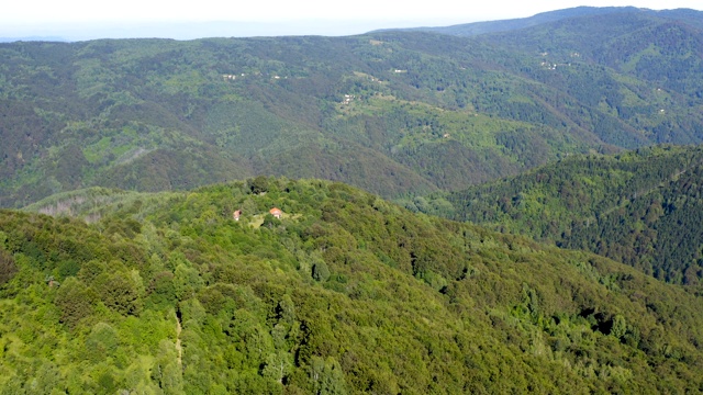 飞越一个广阔的乡村山区的山峰之一视频素材