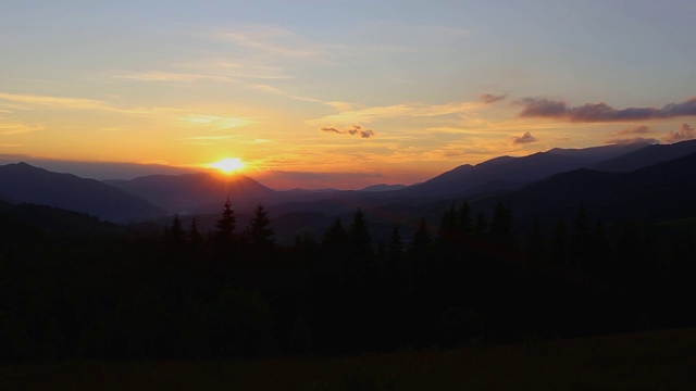 乌克兰喀尔巴阡山脉的日落。树，太阳和小山。夏季视频素材