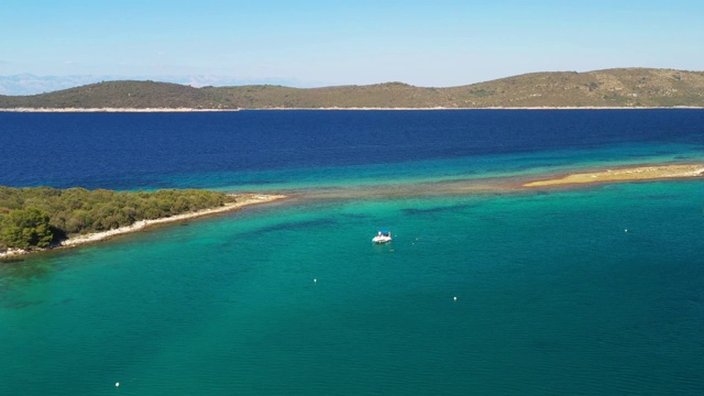 令人惊叹的亚得里亚海海景，克罗地亚杜吉·奥托克岛上绿松石般的海水视频素材