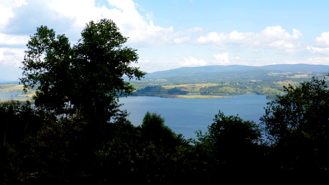 在树梢上方的一个山湖全景-无人机拍摄视频素材