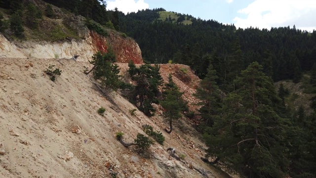 山地高原的丘陵表面覆盖着草地和森林。kızılcahamam土耳其视频素材