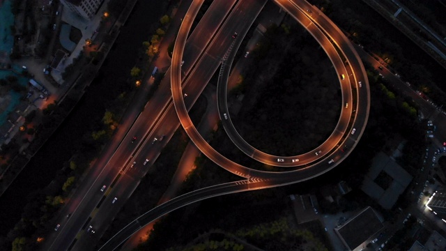 顶视图的交通和道路交叉口在尖峰时间视频素材