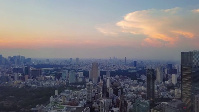 延时:从东京港区六本木摩天大楼的观景台上看到的东京城市夜景。视频素材