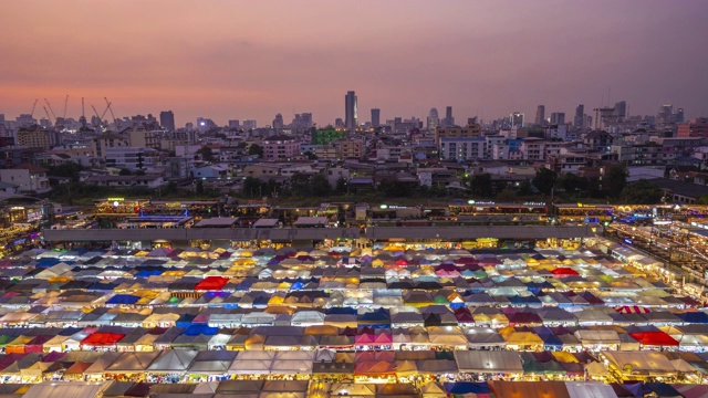 曼谷Ratchada Rot Fai火车夜市日落时光流逝视频素材