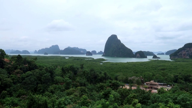 戏剧性的白云和云景移动在海洋海滩和山岛视频素材