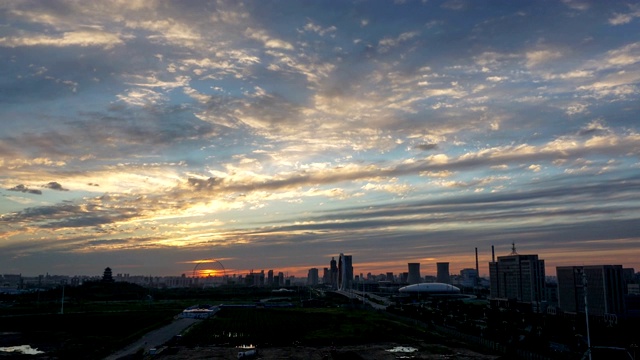 戏剧性的天空和城市天际线视频下载