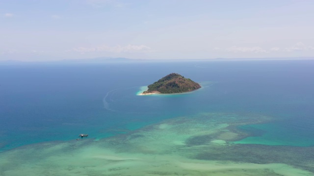 热带岛屿和蓝色的海洋。菲律宾、三宝颜视频素材