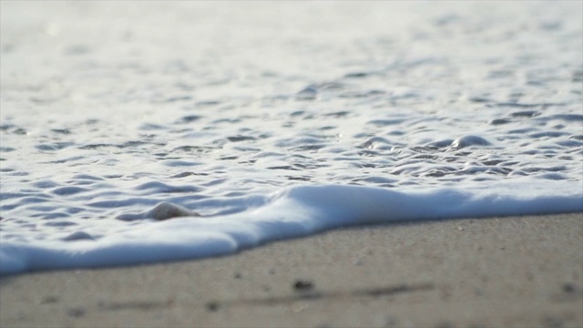 在海滩上的浪花/巴厘岛，印度尼西亚视频素材