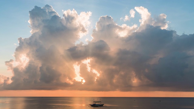 戏剧性的Cloudscape时间流逝。美丽的天空和缓慢移动的云在海上日出。视频素材