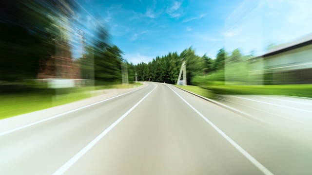 高速在开放的道路上快速的汽车超速汽车驾驶在乡村道路通过小郊区公路旅行旅行概念。视频素材