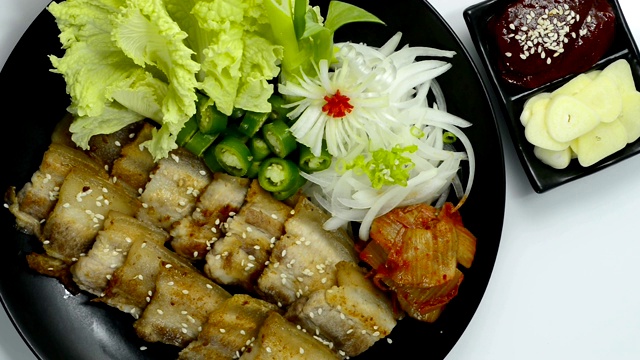 叉烧腩(Samgyeopsal-gui)是一种非常受欢迎的韩国烧烤视频素材