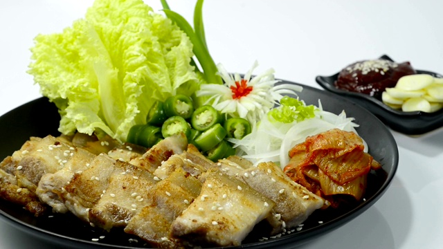 叉烧腩(Samgyeopsal-gui)是一种非常受欢迎的韩国烧烤视频素材