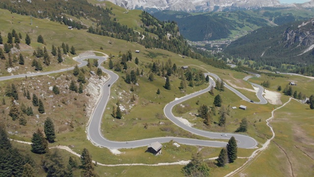 空中旅行。博尔扎诺意大利山区公路旅行为您的冒险季节视频素材