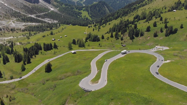 空中旅行。博尔扎诺意大利山区公路旅行为您的冒险季节视频素材