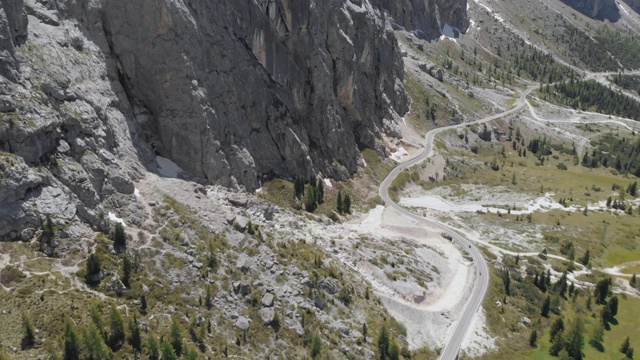 空中旅行。博尔扎诺意大利山区公路旅行为您的冒险季节视频素材