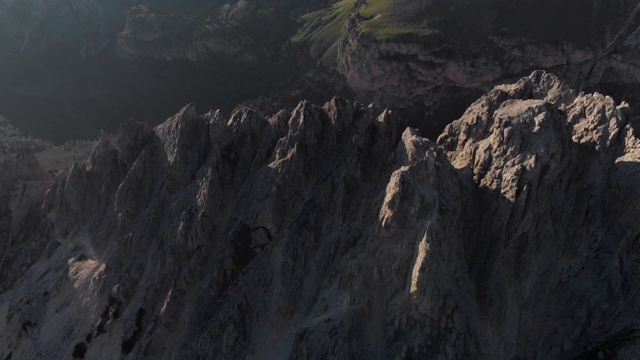 意大利Dolomites的Passo Gardena山谷附近山脉的航拍视频素材