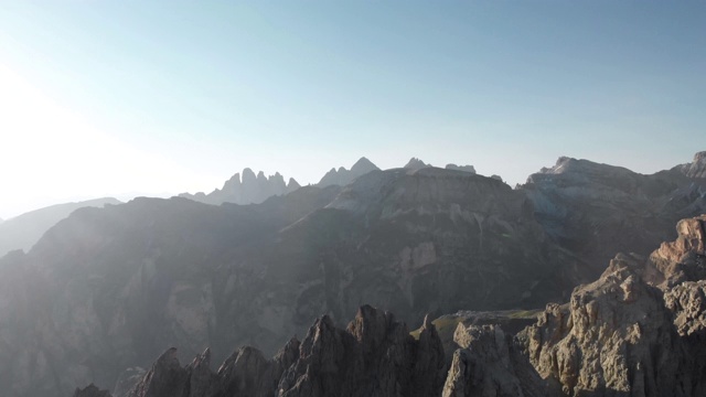 意大利Dolomites的Passo Gardena山谷附近山脉的航拍视频素材