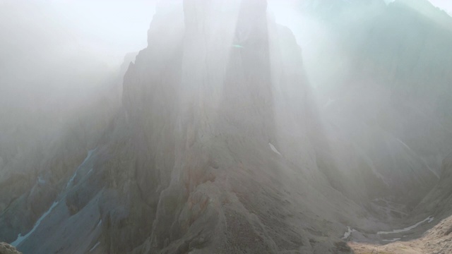 一架无人机在日出时拍摄的意大利多洛米特的瓦约莱特塔山视频素材