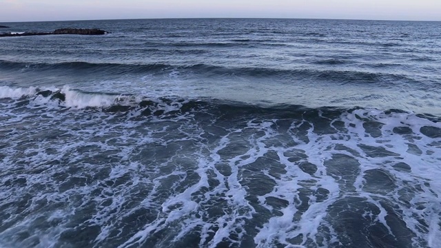 波罗的海海滩的波涛汹涌视频素材