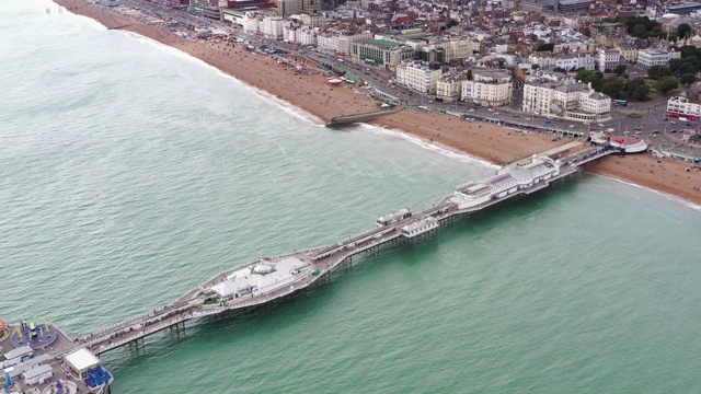 高角度跟踪拍摄显示布莱顿海岸线和码头，英国，英国视频素材