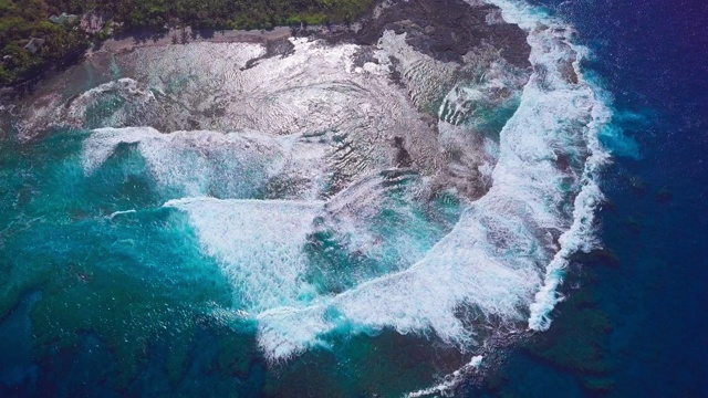 鸟瞰图的海岸与波浪在Kealakekua湾在大岛，夏威夷视频素材