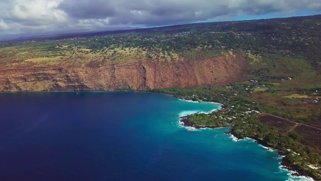 Kealakekua湾。鸟瞰图凯拉克库亚湾朝向船长詹姆斯库克纪念碑，大岛，夏威夷视频素材