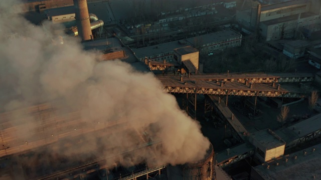 日落时，空气中管道冒出黑烟。环境污染。工业工厂的大型管道产生化学烟雾视频素材