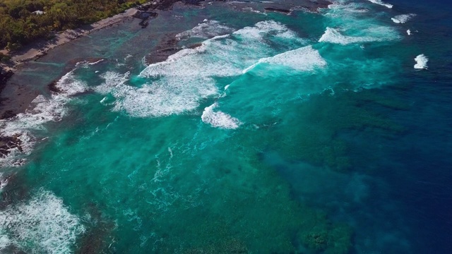 鸟瞰图的海岸与波浪在Kealakekua湾在大岛，夏威夷视频素材