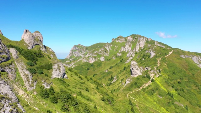 在喀尔巴阡飞行。罗马尼亚丘卡斯山脉的砾岩悬崖视频素材